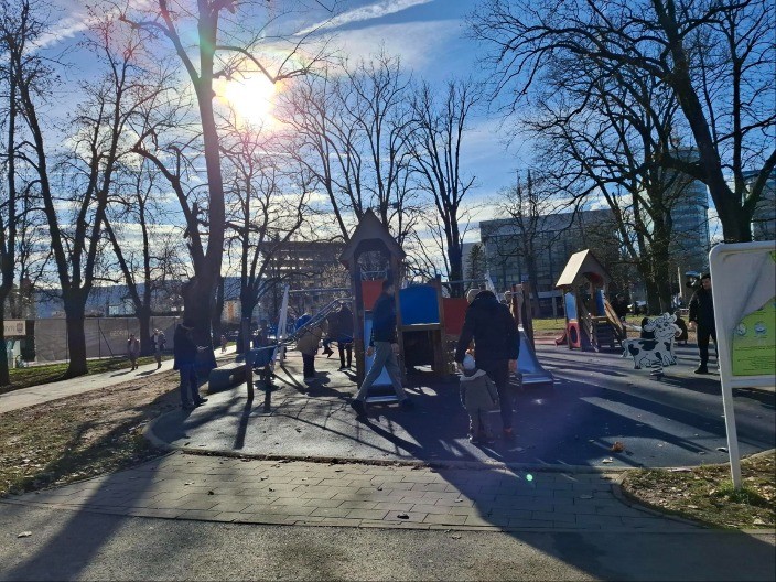 Sunčan praznični dan izmamio Banjalučane u park (FOTO)
